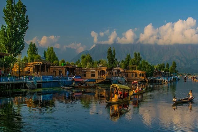 Srinagar - Kashmir Tour Package by Salt Lake Tour and Travels